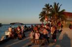 Turistas se reunem para ver o pôr-do-sol em Caye Caulker, na grande barreira de corais de Belize